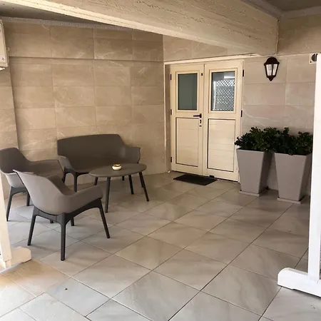 Sandy Nest * לרנקה